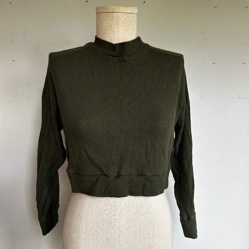 Cropped green ribbed shirt